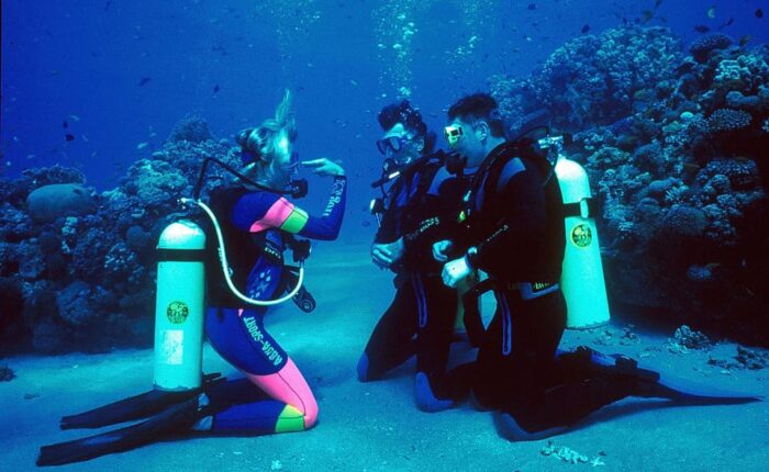 Gruppe von Tauchschülern unter Wasser im Roten Meer Hurghada