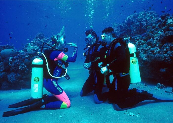 Gruppe von Tauchschülern unter Wasser im Roten Meer Hurghada
