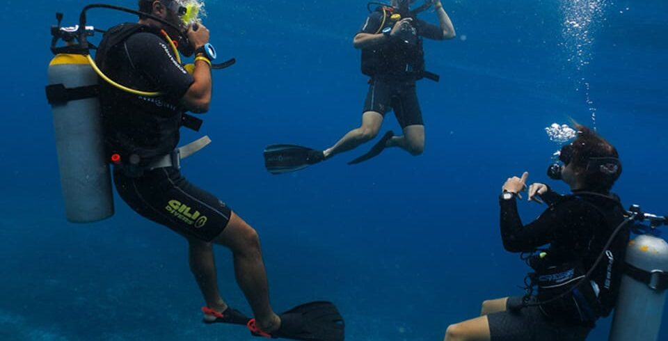 Tauchurlaub Hurghada – Tauchschüler beim Training im Roten Meer